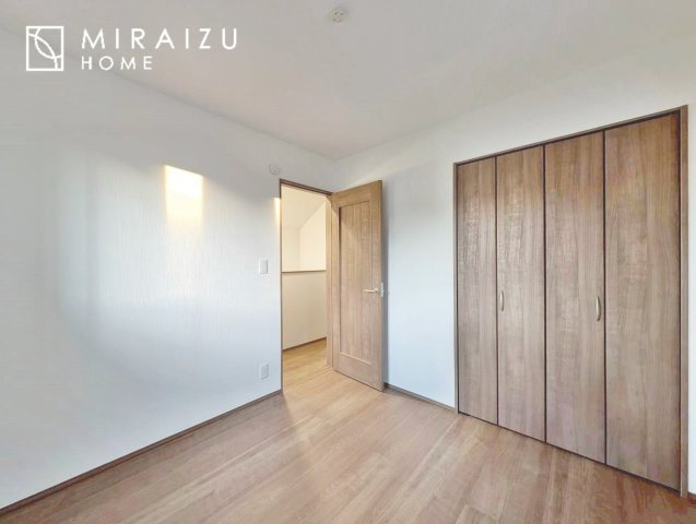 【洋室】 | 暮らしやすさを考えたプランで快適な現地ロケーションを実現。安らぎに満たされる、ゆとりのある日々を過ごせます♪