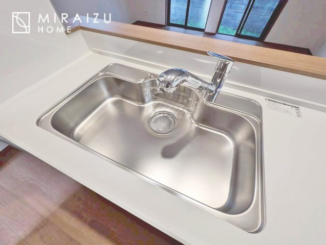 【キッチン】 | 広々としたキッチンは大きな深型シンク、3口コンロ、換気扇、大きなお鍋から小物まで取り出しやすさを考えられた引き出し収納の付いたシステムキッチンです。