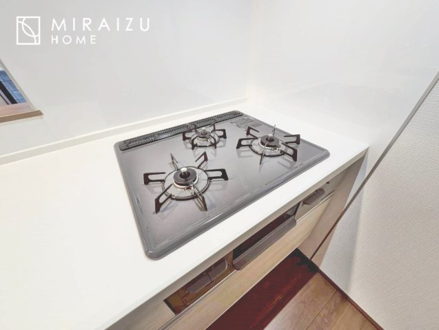 【キッチン】 | 収納力と機能性を備えたシステムキッチン。圧力鍋や大きなフライパンなどの調理器具から調味料など幅広く収納し、お料理のしやすいつくりになっています。