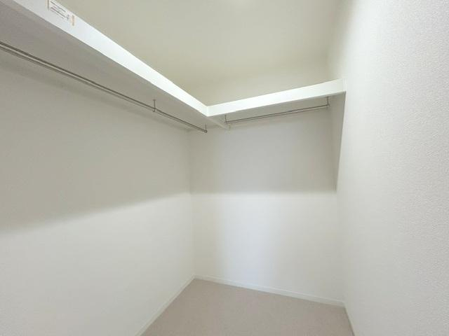 日興交野スカイマンションの収納|ウォークインクローゼット
■物件内覧・資金計画相談・住宅ローン相談、リフォーム相談、お問合せ受付中■
※当日・翌日のご内覧、ご相談はお電話でのお問合せがスムーズです！