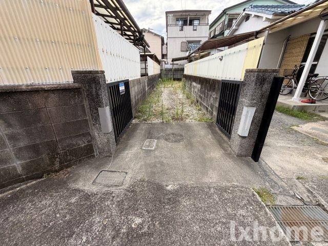 西脇貸家の駐車場|車をお持ちの方に嬉しい駐車場付きの物件です
