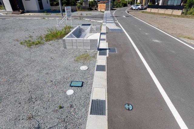 たつの市誉田町福田　売土地の前面道路含む現地写真