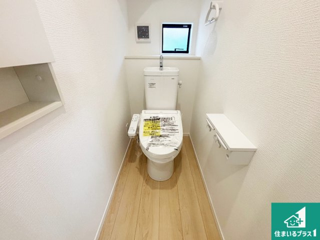 岩出市中迫　第6期　新築一戸建てのトイレ|シャワー洗浄機能付トイレは標準仕様。冬場は暖かシートヒーターも装備！
表面コートでキレイ長持ち！省エネ節水仕様の温水洗浄トイレ！