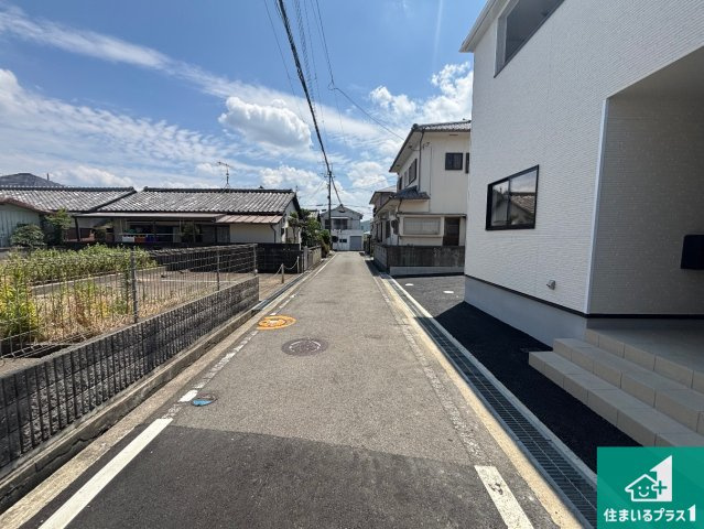 岩出市中迫　第6期　新築一戸建ての前面道路含む現地写真|周辺は閑静な住宅街！前面道路広々で車の出し入れも便利です。駐車が苦手な方でも安心して車庫入れできます！