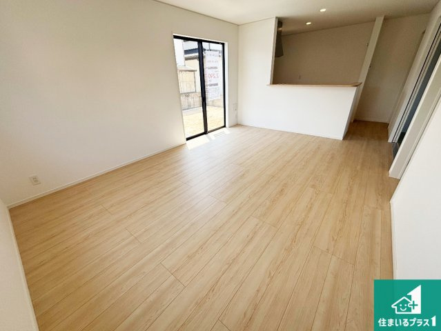 岩出市中迫　第6期　新築一戸建ての居間・リビング|シンプルなリビングは、ソファーを置いたり、観葉植物を置いたり、家具の配置やインテリアで住む人のこだわりを活かすゆとりある空間にしてください♪