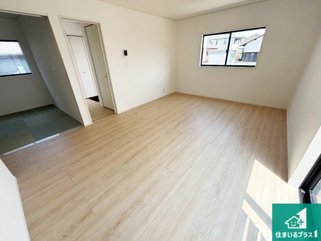 岩出市中迫　第6期　新築一戸建ての居間・リビング|太陽の光が差し込むとっても明るいリビング！思わず微笑みたくなる居心地の良さ。家族団らんの時間も増えそうなくつろぎのＬＤＫで、住む人のこだわりを活かすゆとりある空間♪