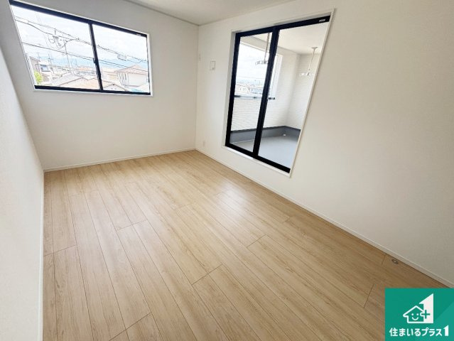 岩出市中迫　第6期　新築一戸建ての洋室|寝室は心地よい眠りについてもらいたくて、シンプルでかつ開放的な空間に！大きな窓から差し込む朝日が、すっきりとした目覚めをサポートします。