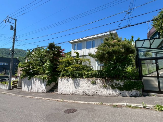富丘５条５丁目 戸建の外観|見晴らしの良い高台に位置する緑豊かな【 富丘エリア 】