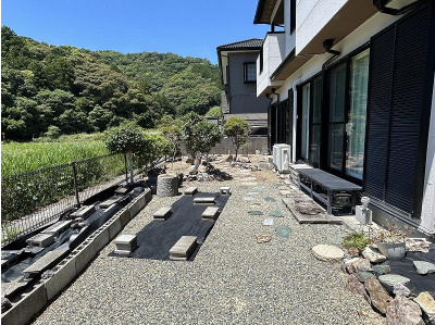 「エアコン4台付き」土佐市塚地　中古一戸建ての庭|隣家との距離もあり、プライベート感のある開放的な空間。