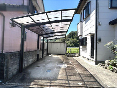 「エアコン4台付き」土佐市塚地　中古一戸建ての駐車場|雨の日も安心のカーポート付きカースペース！