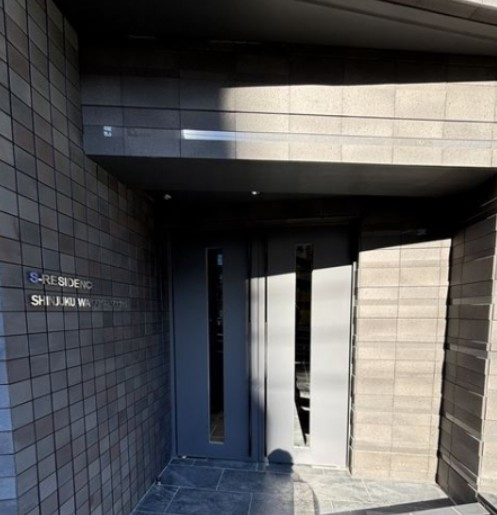 S-RESIDENCE新宿若松町のエントランス