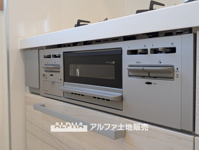 ステイツ花小金井ヴェルパセオのキッチン|【Gas range】
◆ガスレンジ◆ホーローレンジは丈夫で汚れにくく、お料理の後もさっと拭くだけで清潔。毎日の家事をラクにし、ご家族の笑顔を支える嬉しい設備です。
