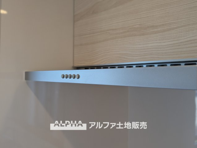 ステイツ花小金井ヴェルパセオのキッチン|【Low-Profile Range Hood】
◆スリムレンジフード◆静かに心地よく空気を整えるリファインド設計。油汚れも付きにくく、お手入れも簡単。清潔で美しいキッチン空間を保ちます。
