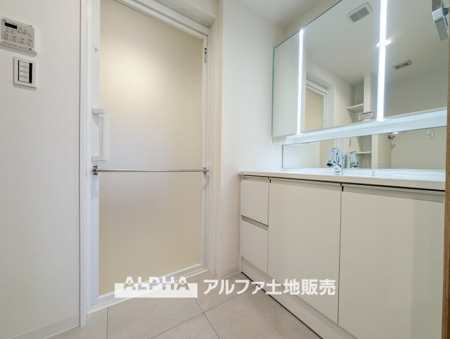 ステイツ花小金井ヴェルパセオの独立洗面台|【Vanity with Three Mirrors】
◆三面鏡洗面化粧台◆身支度で使う歯ブラシや化粧品などの小物も鏡裏にすっきり収納。生活感を抑えて朝のひとときも快適に過ごせスタイリッシュな空間に。