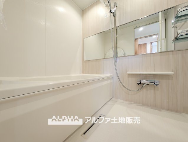ステイツ花小金井ヴェルパセオの浴室|【Bathroom】
◆浴室換気乾燥機付きUB◆雨に日でも洗濯物が乾かせ、同時に室内を乾燥させる為、カビ、汚れの発生を抑えます。暖房機機能があり冬場は入浴前に暖め可能でとても重宝します。