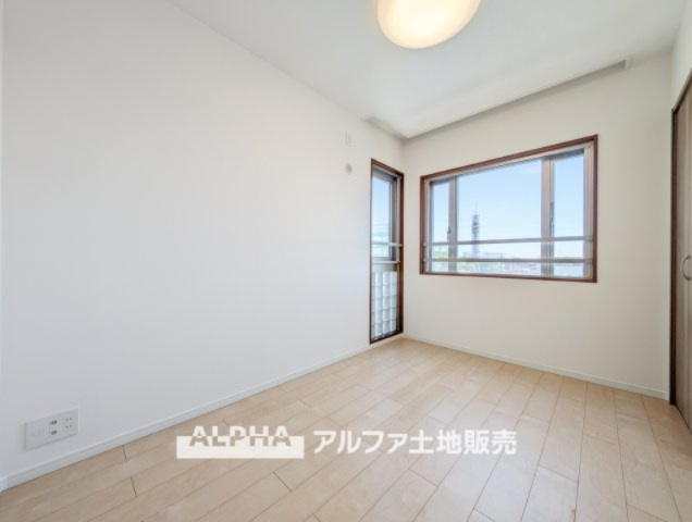 ステイツ花小金井ヴェルパセオの洋室|【Two sides lighting】
◆明るい主寝室◆二面採光北側の居室は明るく爽やかな風の抜ける快適空間。。収納もしっかりと沢山の洋服をしまえます。