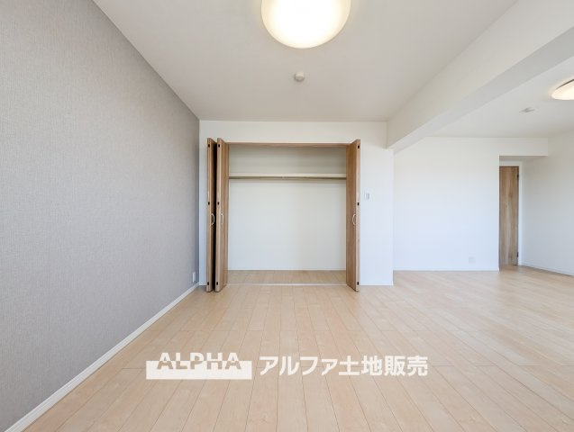 ステイツ花小金井ヴェルパセオの収納|【Family closet】
◆ファミリー・クロゼット◆多数ある収納のひとつ。このクロゼットは家族共有の場所。色々なモノ、本や季節物、掃除用具などしまう物を選びません。
