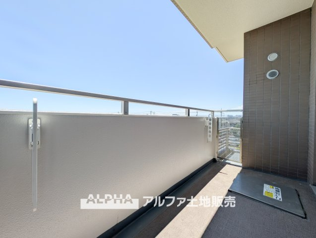 ステイツ花小金井ヴェルパセオのバルコニー|【Balcony】
◆暮れなずむ空◆そっとルーフバルコニーから望むスクリーンは、夕映えに浮かぶ雲とオレンジ色に染まる街。どことなく切ないけれど僕達を優しく照らし家族を見守っていてくれている。
