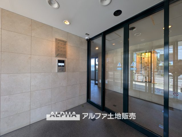 ステイツ花小金井ヴェルパセオのエントランス|【Entrance】
◆エントランス◆管理の行き届いた綺麗なエントランスは、扉を開けると温もりと幸せと楽しさいっぱいの我が家に帰ってきたんだなと落ち着く瞬間。