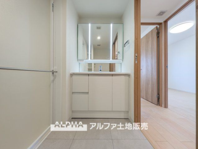 ステイツ花小金井ヴェルパセオのランドリースペース|【Vanity with Three Mirrors】
◆三面鏡洗面化粧台◆身支度で使う歯ブラシや化粧品などの小物も鏡裏にすっきり収納。生活感を抑えて朝のひとときも快適に過ごせスタイリッシュな空間に。