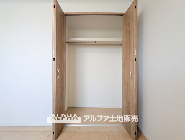 ステイツ花小金井ヴェルパセオの洋室|【closet】
◆クロゼット◆各居室のクロゼットは大好きな服、大事なバッグやアクセサリー、そして大切な思い出の品々。そんなものを傍らにそっと置いておきたい場所です。