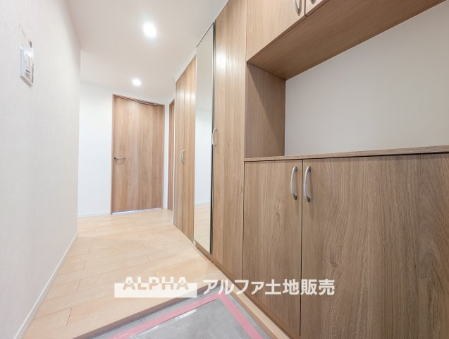 ステイツ花小金井ヴェルパセオの玄関|【Shoes cloakroom】
◆シューズクローク◆帰宅し玄関を入ると容量たっぷりなシューズクローク。そこにはお気に入りのチャカブーツやジョンロブのストレートチップを眺める。そんな時間も悪くない。