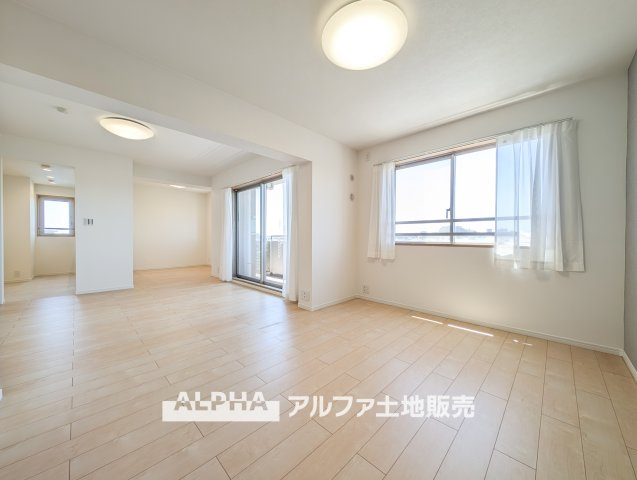 ステイツ花小金井ヴェルパセオの居間・リビング|【Living room】
◆時を忘れる場所◆ここにはみんなが集い、食事と楽しい会話が始まる。話に夢中になりすぎて、ついつい時を忘れ夜半過ぎになってしまう。そんな束の間の幸せを感じさせてくれる場所。