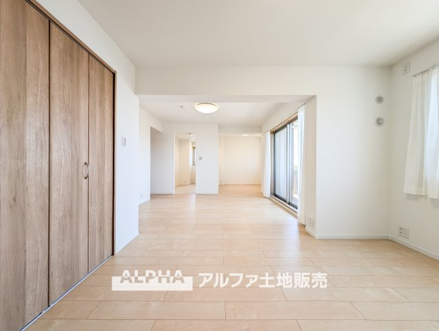 ステイツ花小金井ヴェルパセオの居間・リビング|【Comfortable living】
◆居心地のいい暮らし◆には欠かせない眩い採光。ゆったりとした幅の窓からこの空間に降り注ぐ採光が絶えない。明るいリビングこそ居心地のいい暮らしが待っていると思う