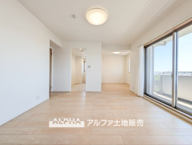 ステイツ花小金井ヴェルパセオの居間・リビング|【The world which dozes】
◆サンサンと◆差し込む太陽の光がこのリビングに笑いをもたらす。ソファの上のクッションがポカポカした暖気にぬくぬくと微睡んでいる。