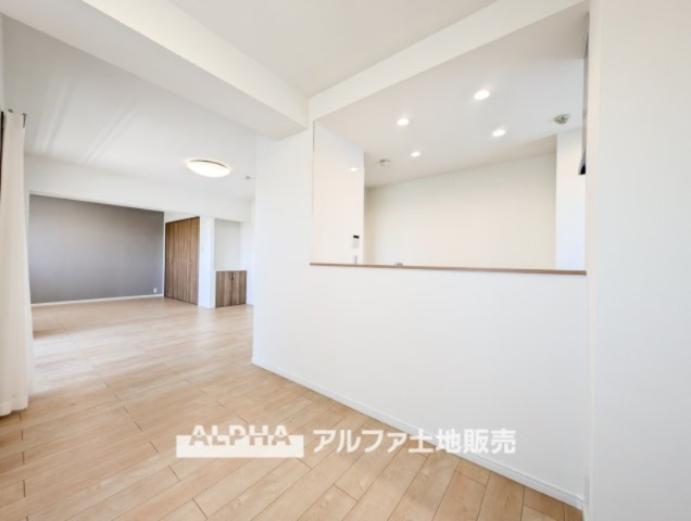 ステイツ花小金井ヴェルパセオの居間・リビング|【full space】
◆気軽に人を招ける◆ゆったりとした住空間に手のぬくもりを感じれるような温かい住まい。そんな環境で暮らしていくうちに僕たちも変わって行く。