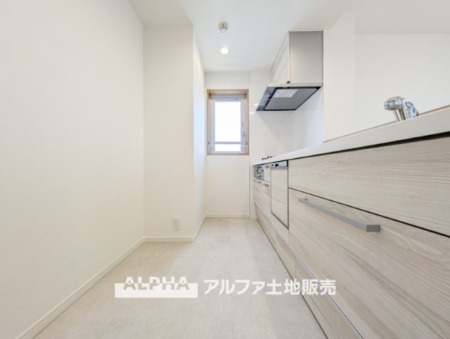 ステイツ花小金井ヴェルパセオのキッチン|【Kitchen】
◆キッチン◆美しく使いやすいキッチンは油汚れが簡単に拭き取れる素材で加工されており、浄水器シャワーから流す水の音を軽減する静かなシンクを採用。見えないところにさり気ない配慮が嬉しい