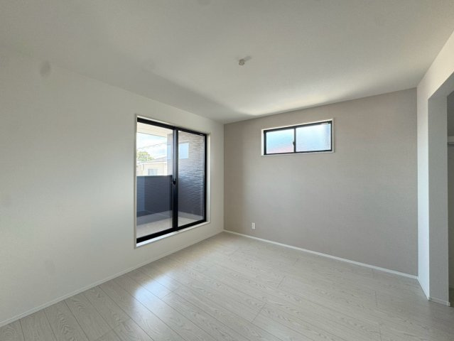  For.M Iーフォルムー小倉南区長行西1丁目2期　【小倉南区　新築戸建て】の洋室|２階７帖洋室はアクセントクロスが施されており、落ち着いた雰囲気を演出しています。　【小倉南区　新築戸建て】 