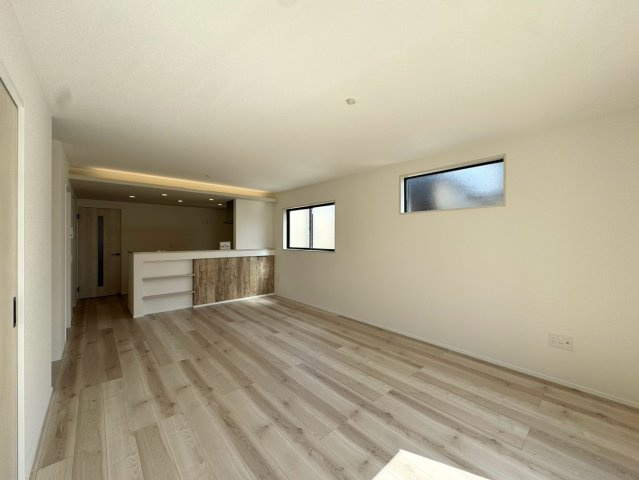  For.M Iーフォルムー小倉南区長行西1丁目2期　【小倉南区　新築戸建て】の居間・リビング|木目のカウンターがお洒落で機能的なカウンターキッチンのあるリビング♪