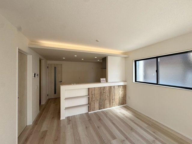  For.M Iーフォルムー小倉南区長行西1丁目2期　【小倉南区　新築戸建て】の居間・リビング|コープ照明がお洒落で明るく開放的な空間♪【小倉南区　新築戸建て】 