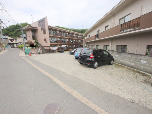 グレーシィー東生駒の駐車場