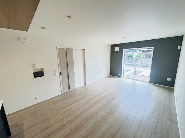 新築　前橋市下石倉町1期　LIGNAGE　１号棟の居間・リビング|現地写真　17帖の広々リビングはご家族みんなでゆったりくつろげます♪