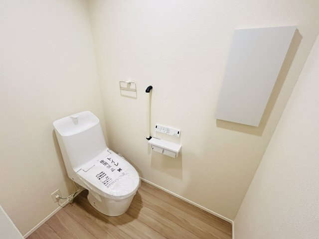 新築　前橋市下石倉町1期　LIGNAGE　１号棟のトイレ|現地写真　節水タイプのウォシュレット付きトイレ、水道料節約に一役買います！

