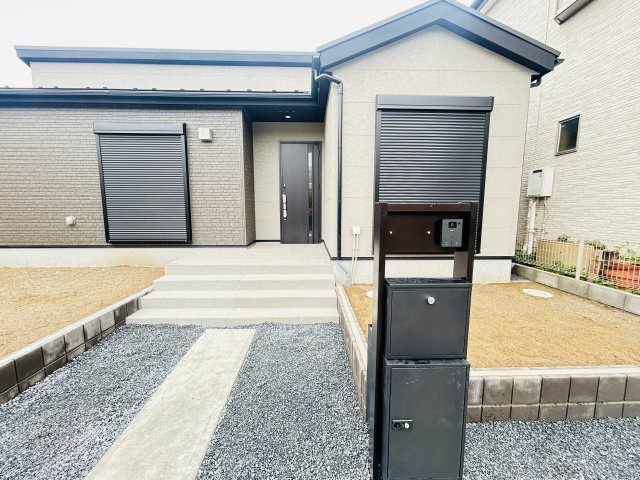 新築　前橋市下石倉町1期　LIGNAGE　１号棟の玄関|現地写真　ポストと一体型のTVモニターホンでセキュリティ安心！
