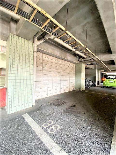 太田リッチコンドミニアムの駐車場|屋根下駐車場です