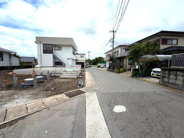 吉野町　新築戸建ての前面道路含む現地写真|前面道路もゆとりがあり、通風良好な角地です。
