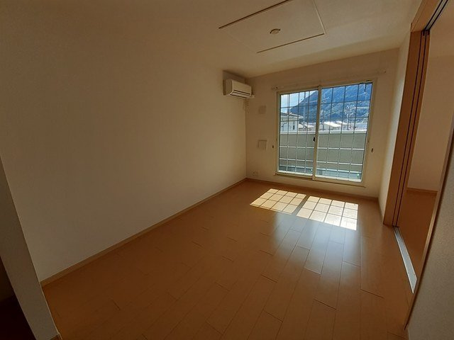 カーサフェリーチェ　弐番館の居間・リビング|こちらのリビングで趣味の時間をお楽しみください