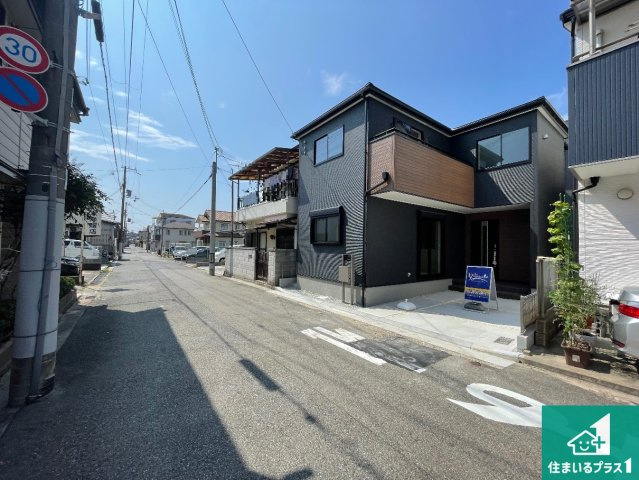 明石市材木町　第2期　新築一戸建ての前面道路含む現地写真|周辺は閑静な住宅街！前面道路広々で車の出し入れも便利です。駐車が苦手な方でも安心して車庫入れできます！