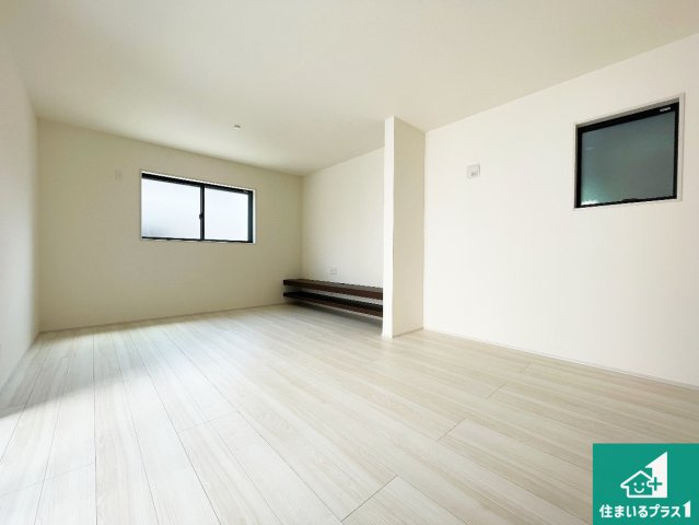 明石市材木町　第2期　新築一戸建ての居間・リビング|日当たり良好の明るいリビングで朝の目覚めもスッキリできそう！対面キッチンでご家族のコミュニケーションも自然と増える設計！小さなお子様が遊ぶスペースを作っても広々とくつろげるLDK！