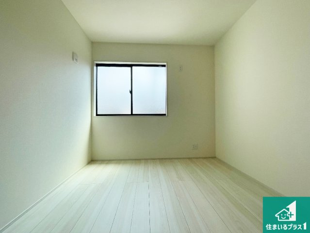明石市材木町　第2期　新築一戸建ての洋室|シンプルな洋室は、自分好みのインテリアが楽しめます♪ご家族とインテリアや家具を選びに行くのは新築購入時の醍醐味の一つです。ぜひお楽しみください♪