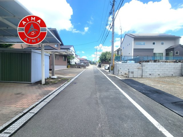 大野城市旭ケ丘2丁目第2-1棟（1号棟）の前面道路含む現地写真|前面道路は閑静な住宅地をはしる車通りの少ない道路。お車の出し入れが苦手なママや小さなお子様にも安心ですね。しっかり舗装もされているので、ベビーカーや自転車で通っても快適に通行できます。
