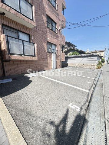 ハイネス岡本の駐車場
