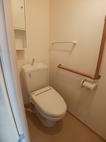 ハイビレッジ六甲のトイレ|落ち着いた色調のトイレです
