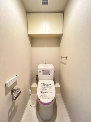 【トイレ】 | クリオ衣笠フィルソーレ | 温水洗浄便座付のトイレです。
毎日使う場所だから、より快適な空間に仕上げられています。