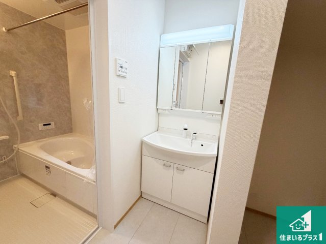 明石市魚住町西岡　新築一戸建ての独立洗面台|清潔感のある洗面台です。フラットな鏡は掃除がしやすく毎日清潔！鏡裏には収納があるのでスッキリとした洗面台が保てます。