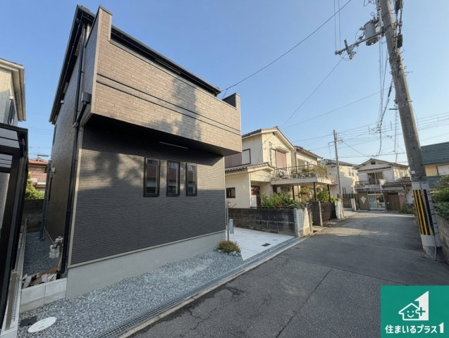 明石市魚住町西岡　新築一戸建ての前面道路含む現地写真|周辺は閑静な住宅街！前面道路広々で車の出し入れも便利です。駐車が苦手な方でも安心して車庫入れできます！
